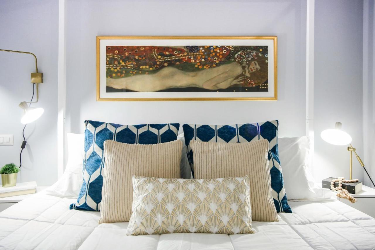 Glamorous Flat With Jacuzzi, King Size Bed And Small Balcony 페루자 외부 사진